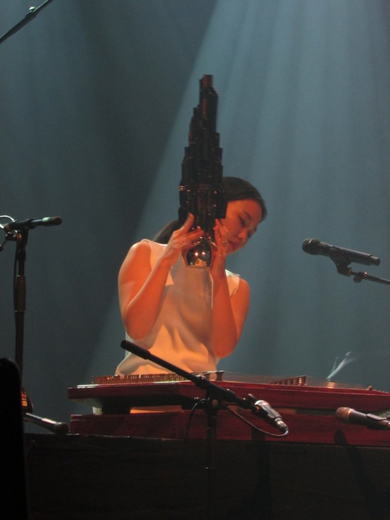 Jiha Park et son drôle d'instrument à vent! 