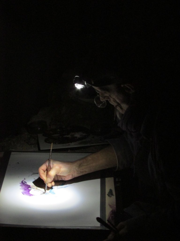 Un dessinateur au travail avec sa lampe torche! (c) Katia Touré 