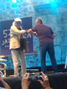 Le lauréat, Charles Lloyd remercie le boss di festival, Miguel Martin