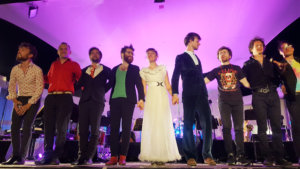 Florian Satche (batterie, direction artistique), Stéphane Decolly (basse), Roberto Negro (piano, arrangements), Théo Ceccaldi (violon, effets spéciaux à la sauce barbecue, percussions), Angela Flahault (chant), Gabriel Lemaire (saxophones, clarinette, flûte), Valentin Ceccaldi (violoncelle, percussions), Sacha Gillard (clarinette), Quentin Biardeau (saxophones, flûte). Hors-champs : Fidel Fourneyron (trombone), Eric Amrofel (guitare). Photo : © Noadya Arnoux