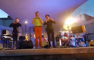 Théo Ceccaldi, Sylvain Darrifourcq et Valentin Ceccaldi in love with le public de Vague de Jazz. Photo : © Doc Sillon