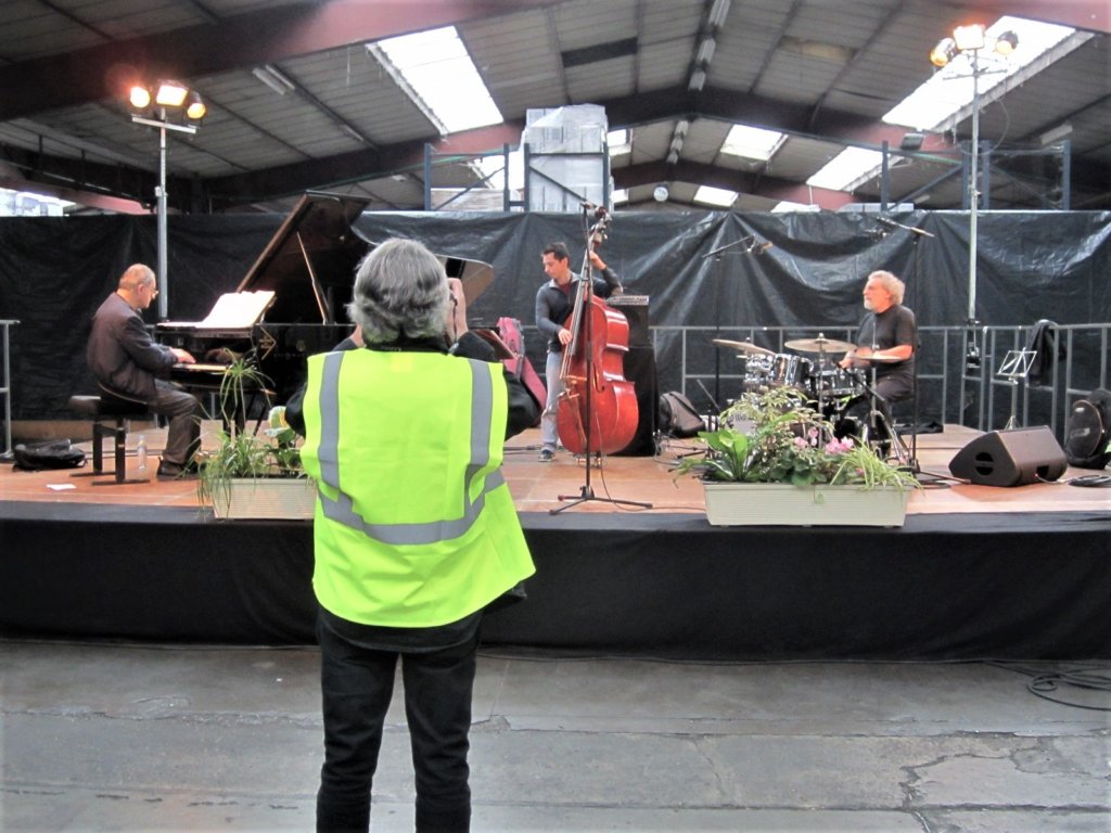 pendant la balance Dominique Capelle, de Jazz'titudes, photgraphie le trio