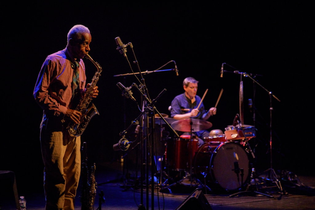 Roscoe Mitchell et Will Guthrie. Photo Rémi Angeli.