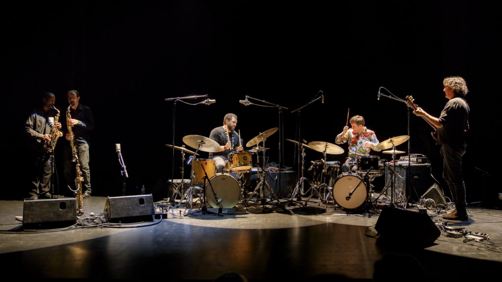 Fred Jackson, Stéphane Payen, Makaya McCraven, Edward Perraud et Gilles Coronado. Photo Rémi Angeli