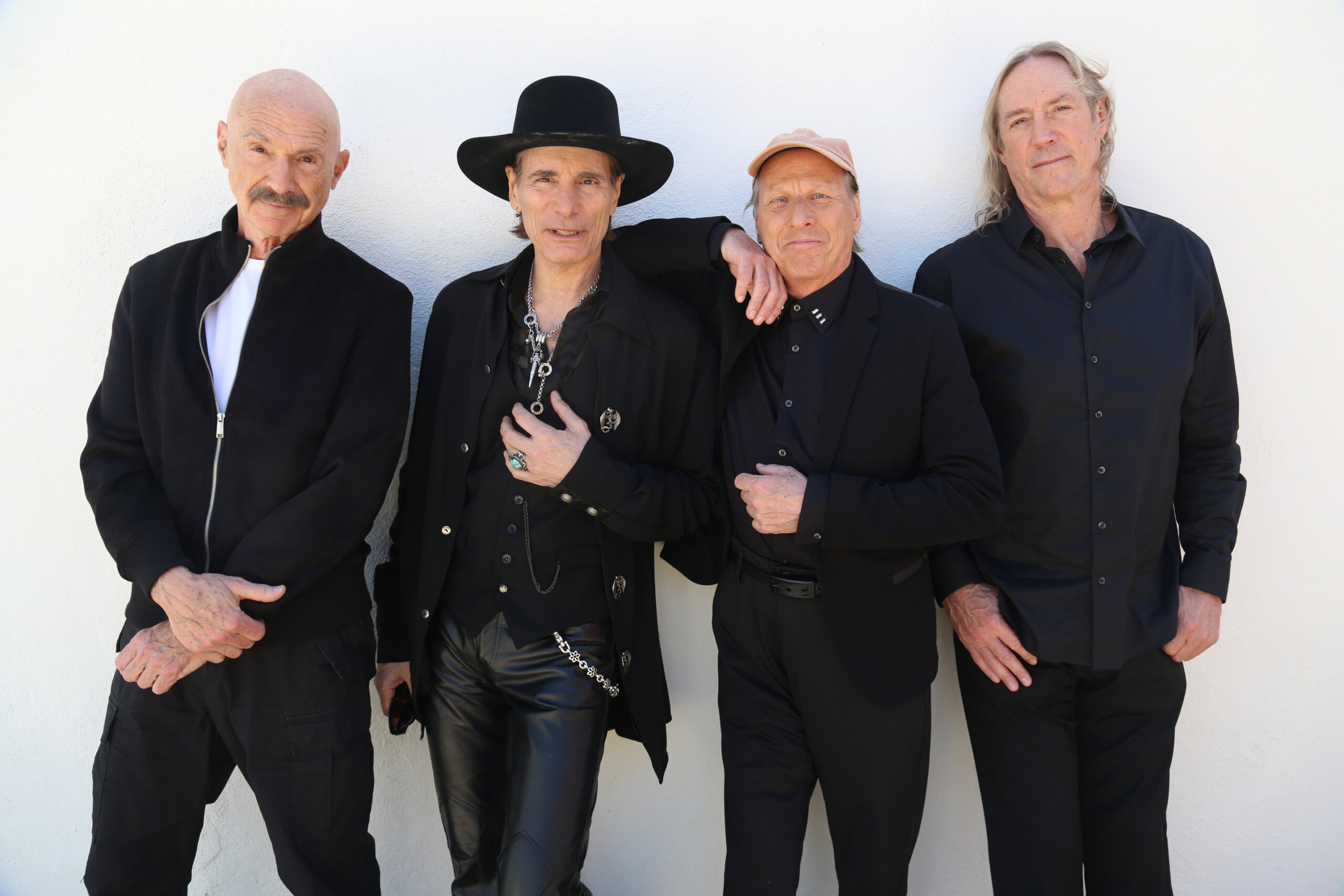 Tony Levin, Steve Vai, Adrian Belew, Danny Carey, alias Beat.